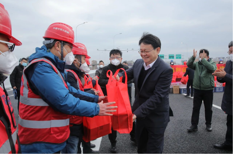 市长万广明走访慰问重大重点项目建设者_乐盈VI官网