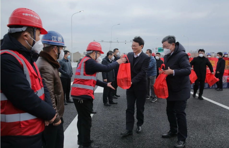 市长万广明走访慰问重大重点项目建设者_乐盈VI官网